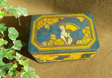 ANCIENNE BOÎTE À GÂTEAUX EN MÉTAL - ÉPOQUE ART DÉCO - FEMME À L'ÉVENTAIL - VIDE