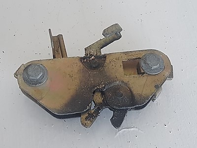 Attache capot moteur pour