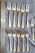 SAINT MEDARD 11 fourchettes à dessert  Métal argenté à filets contour chantourné