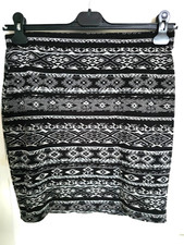 JUPE COURTE NOIRE IMPRIMEE+FIL ARGENT CACHE CACHE TAILLE 38 COM9