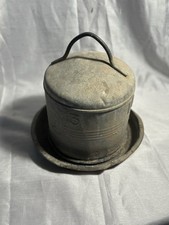 ancienne mangeoire a poule ou abreuvoir  poulailler ferme