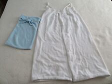 Deux sorties de bain de couleur blanche et de taille 38, ainsi qu'une house bleu