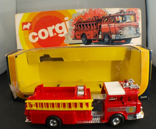 Corgi 2029 mack fire pumper - mack,