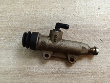 UN MAITRE CYLINDRE DE FREIN ARRIERE DUCATI 900 MONSTER IE 2000