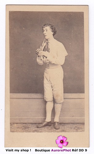 Acteur costumé jouant la - costumÉ,