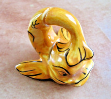 joli porte menu en faïence signée Gien décor d'un dauphin service repas table