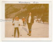 Photo instantanée vintage 1972 - ABONDANCE Femme enfant ski près des châlets
