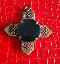 Ancien Pendentif porte chance bonheur croix dorée pierre noire du Nord 