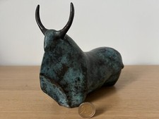 Belle sculpture de taureau semi abstraite en bronze à la patine bleue