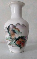 Ancien vase en porcelaine de