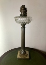 LAMPE À PÉTROLE SUR COLONNE