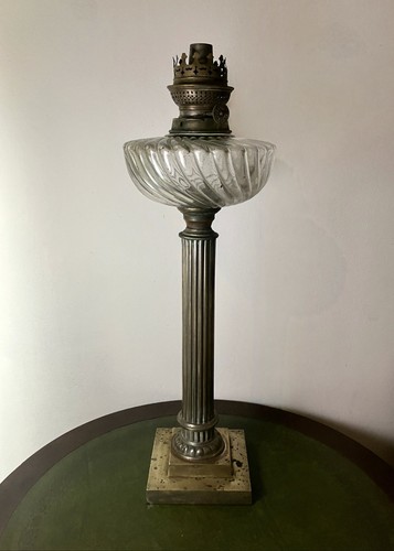 Lampe pétrole sur colonne - pÉtrole,