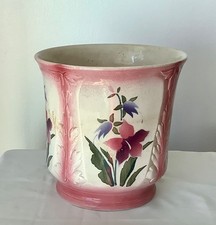 Cache pot Art Nouveau en faience rose au décor de fleurs