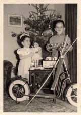 ANCIENNE PHOTOGRAPHIE NOEL 1955 ENFANTS ET LEURS JOUETS POUPEE TROTINNETTE