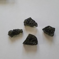 pierre brute Moldavite