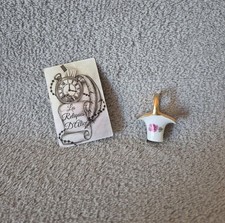 Panier miniature en porcelaine