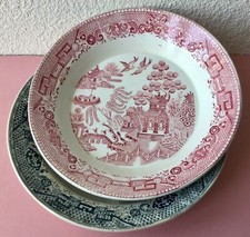 2 PLATS CREUX aux décors JAPONISANT. BLEU et ROSE- terre de fer, faïence CREIL…