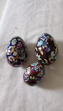 Lot de 3 oeufs de collection en métal cloisonné .