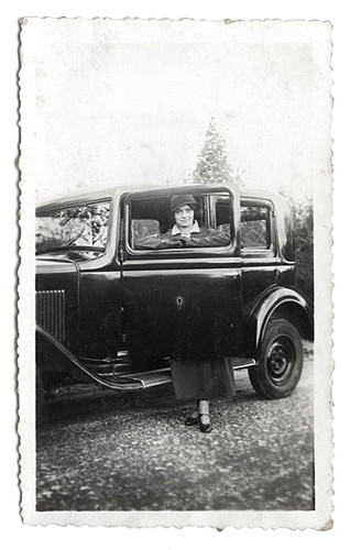 C238 femme posant avec une - c238,