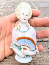 Demie figurine femme - demie, a