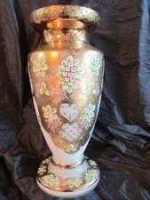 ÉNORME VASE TCHÈQUE/BOHÈME EN VERRE DORÉ PEINT À LA MAIN motif floral 15,9" d...