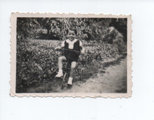 A362 Photo Originale vintage snapshot: Enfant sur un tricycle....
