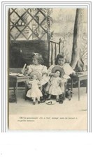 Fillettes jouant à la poupée