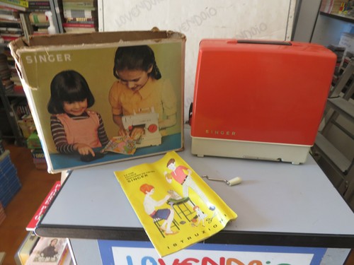 Petite machine coudre - petite,