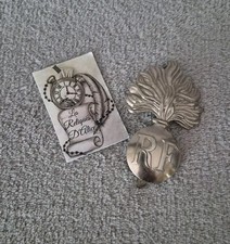 Insigne ou agrafe de casque de