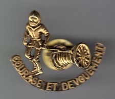 RARE PINS PIN'S .. POMPIER FIRE CASERNE EQUIPE FEU DEVIDOIR TUYAU BIG 3D ~ES