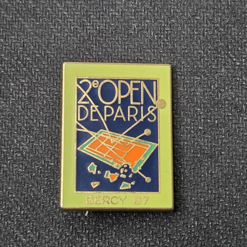 Broche insigne arthus - /,
