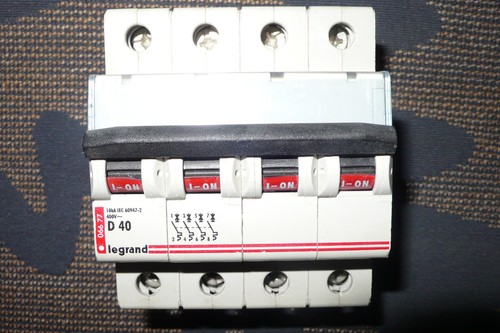 Disjoncteur tetrapolaire 40a - disjoncteur,