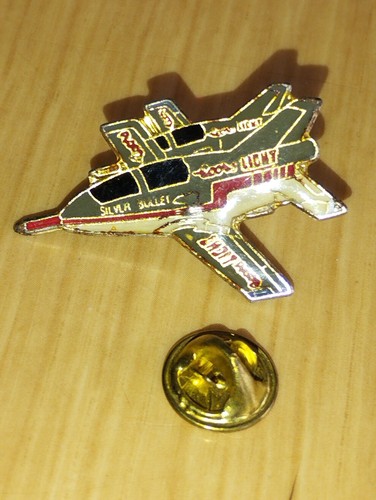 Pin avion de guerre - pin's.,
