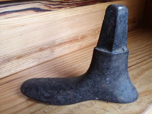 Ancien outil pied - pied, enclume