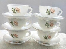 Joli Service à Café Arcopal Décor Roses. 6 Tasses et 6 Soucoupes. Parfait état