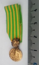 MEDAILLE MINIATURE REDUCTION COMMEMO EXTREME ORIENT INDOCHINE DIEN EO MILITAIRE