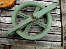 Grosse poulie roue de chateau ancienne fonte et acier irai bien pour un puits