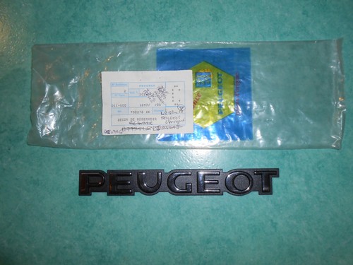 Logo plastique autocollant