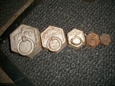 Série de 5 poids hexagonaux anciens en fonte pour balance...