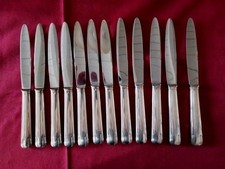 12 Couteaux De table en métal argenté Orfevre A Définir modèle Art Déco 