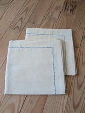 Une paire  de taies d'oreiller anciennes neuves 1950  coton brut broderie bleu