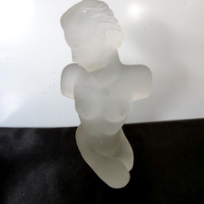 statuette femme nue en cristal opaque signe