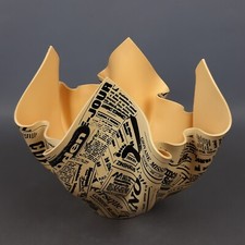 Vase Cartoccio Journal Matériau Plastique Beige Noir Design Moderniste 1970