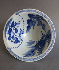 Bol sur talon en porcelaine du Japon à décor d'un paysage émaillé blanc bleu