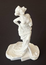 Biscuit Jeune Femme Art-Nouveau. signé Cyriel Couvreur - Moulin Rouge