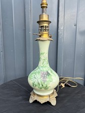 Lampe à huile électrifié,porcelaine, décor pampre sur céladon