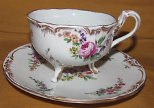 Tasse ancienne sur pieds