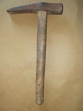 outil ancien marteau de tailleur de pierres-maçon?