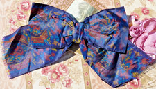 ANCIEN NOEUD RUBAN en TAFFEATS de SOIE orné de motifs à l'indienne XIXe