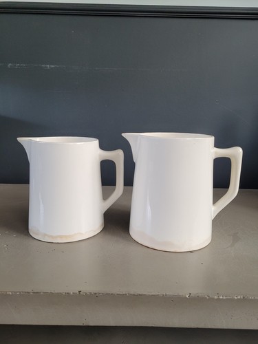 Paire pichets porcelaine - de, en